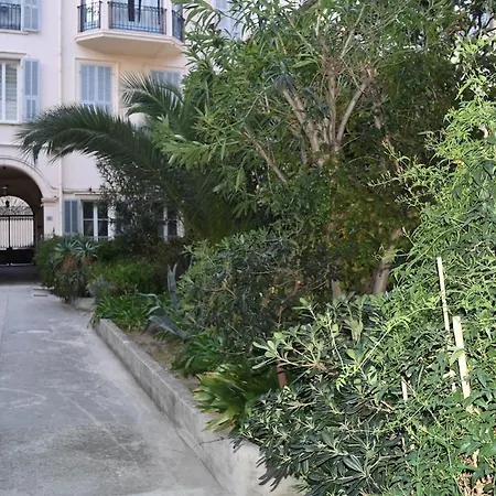 Au Coeur De La Fete Des Citrons De Menton